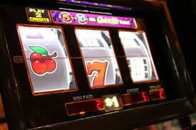 Tampilan studio live Monopoly Live dengan roda permainan dan dealer profesional